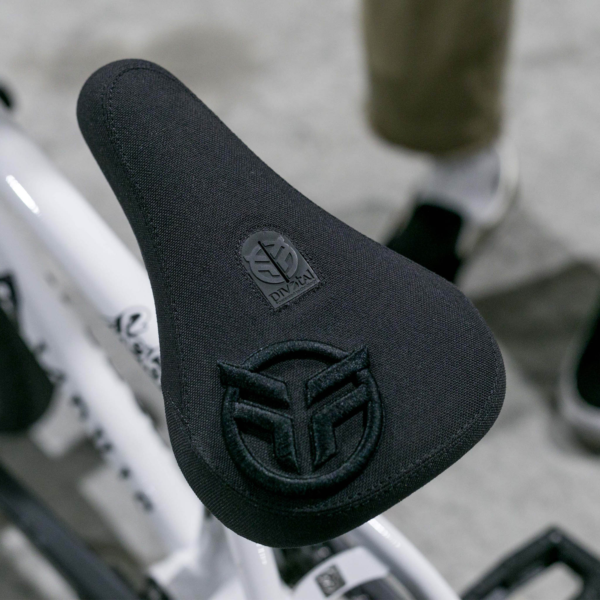 Federal Mid Pivotal Logo Seat Black With Raised Black Embroidery